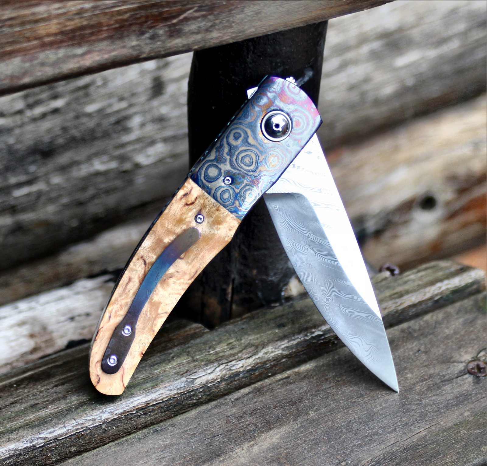 'n Voltooide linerslot-knipmes met mokume-bolster en burl-handvatsel, lem oop